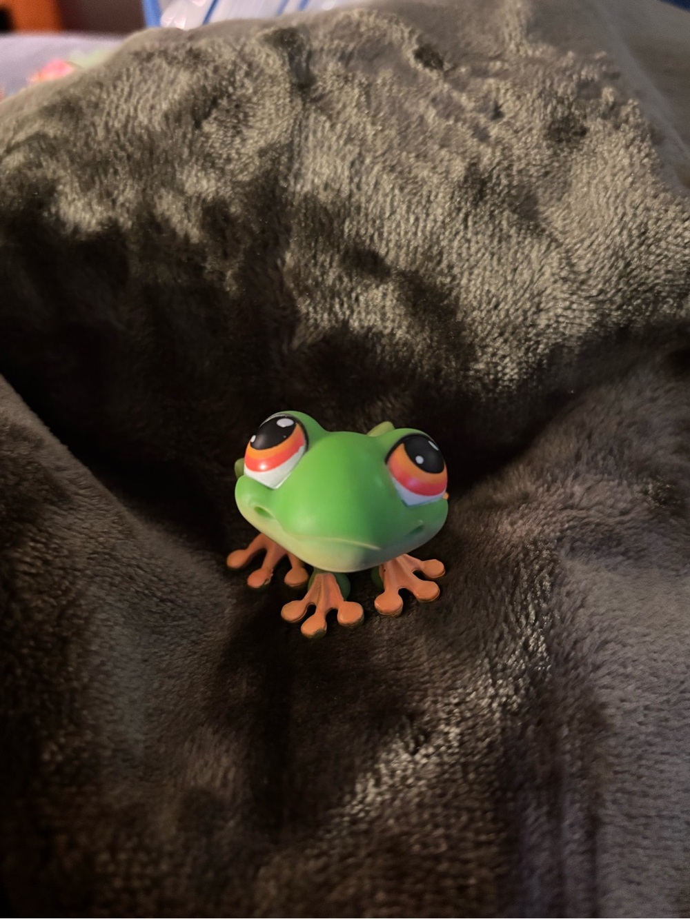 Littlest Pet Shop Green Frog with Orange Feet and Colorful Eyes